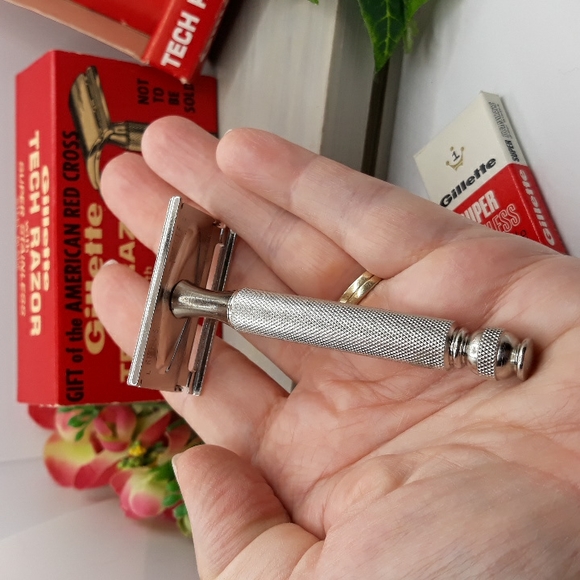 Vintage Gillette Tech Razer   Unused in Original Box Red Cross Issue 1950s - Picture 4 of 7